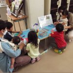 七夕飾りを書いている様子