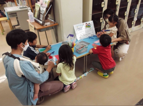 七夕飾りを書いている様子