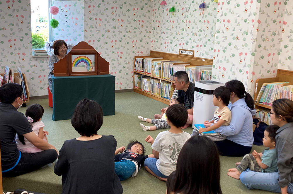 ボランティアの方の読み聞かせ風景